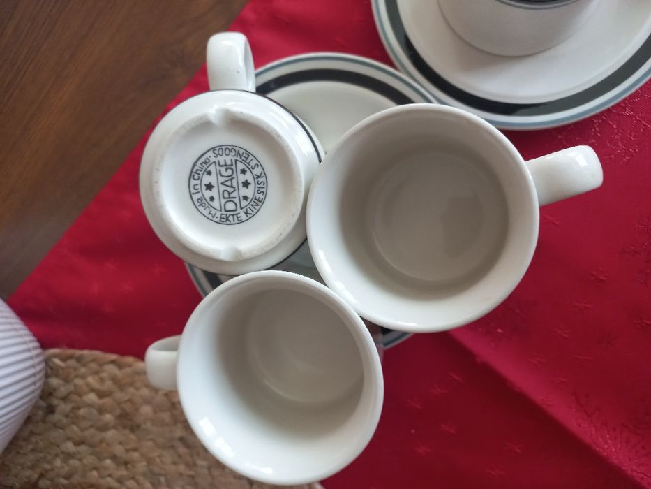 Чашки за кафе.Дебело , здрав материалЧетири чашки с четири чинийки..