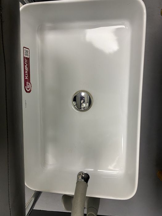 Умывальники ,смесители , столы ,кресла ,лампы