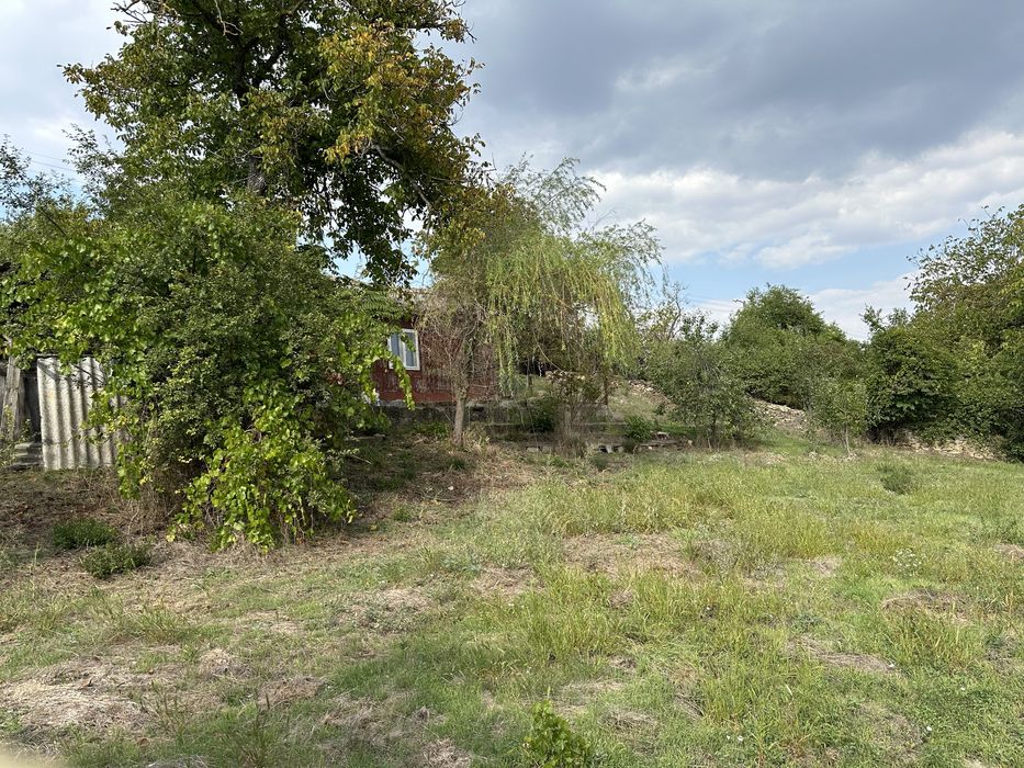 Парцел в регулация с къща с. Пороище!