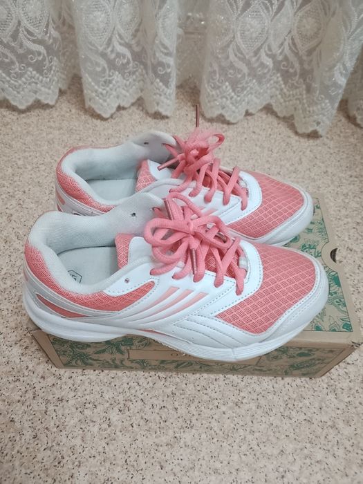 Кроссовки женские