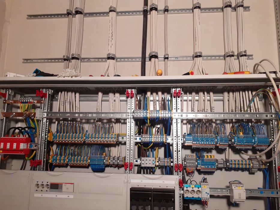 Electrician Autorizat-Intervenții rapide/Reparații/Instalații