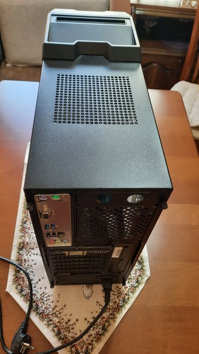 Продавам настолен мощен компюр