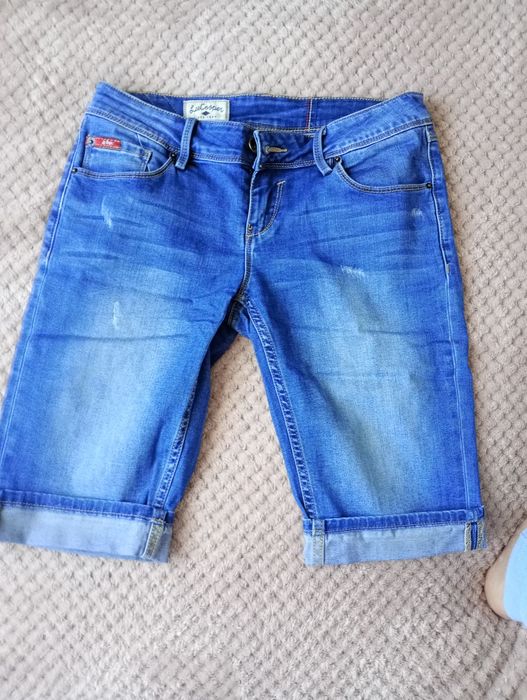 Vând blugi scurți Lee Cooper