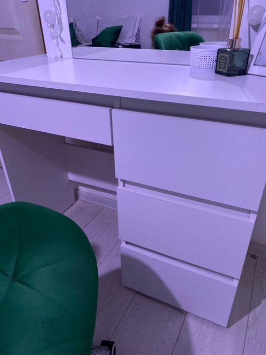 Vând măsuță cu scaun