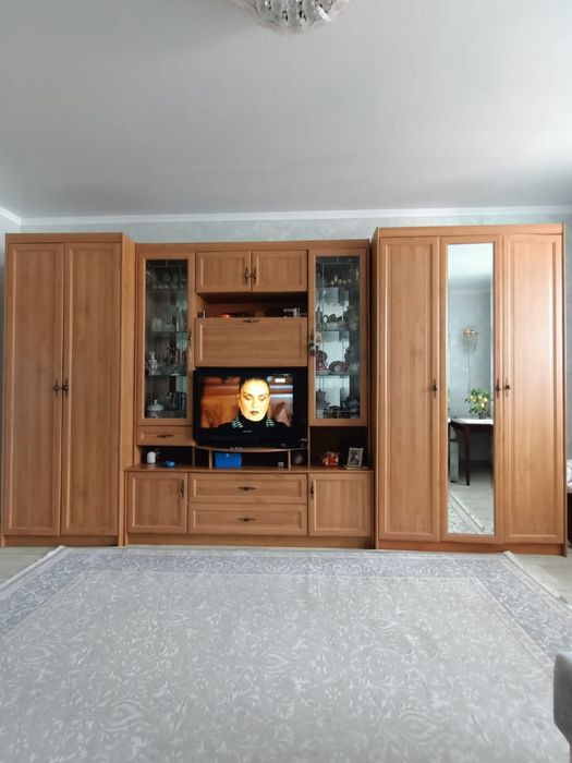 Продам шкафы, сервант, стол стеклянный, стулья