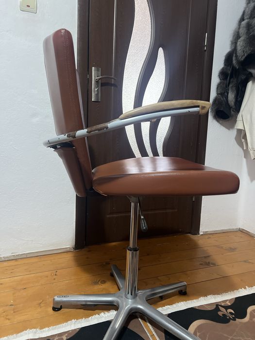 Scaun rotativ  .