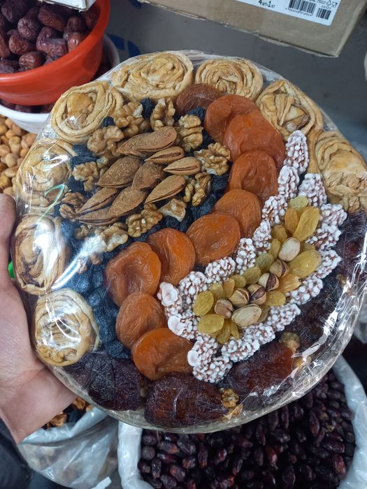 Quruq meva yongoqdan savat подарочный набор сухофруктов и орехов
