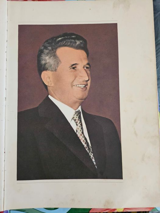 Carte cu Ceausescu