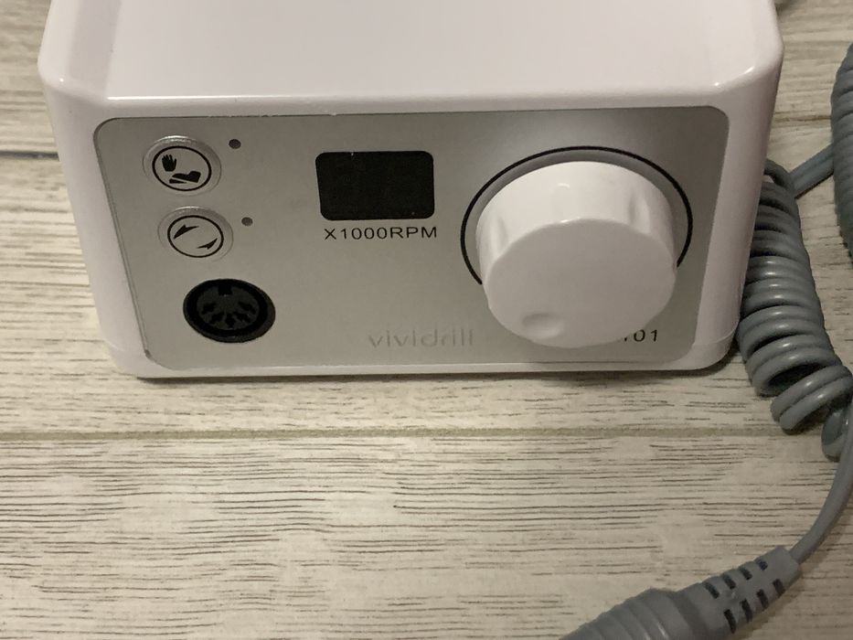 Vand produse pentru manichiura si pedichiura, cu tot cu masa