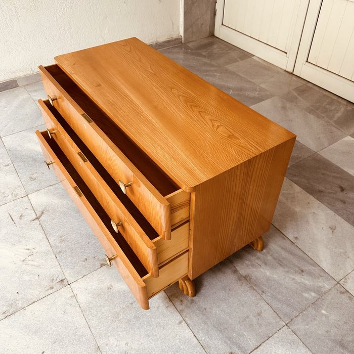 Винтидж скандинавски скрин – 50-те години, масив и месинг