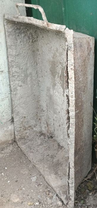 Железное корыто для замеса раствора