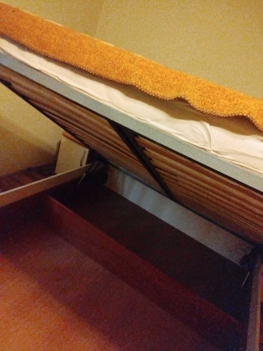 Спалня с подматрачна рамка, две нощни шкафчета, гардероб, шкаф