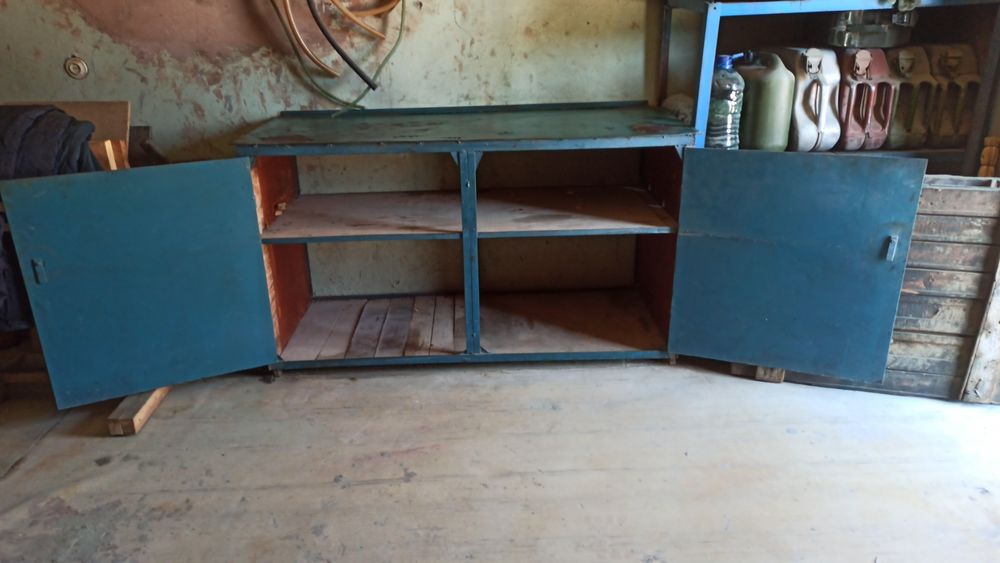 Продам шкаф -верстак металлический