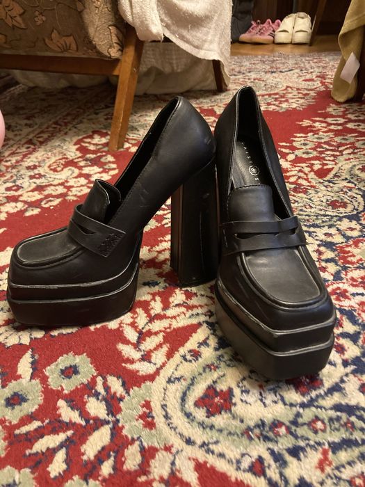Обувки на висока платформа 39