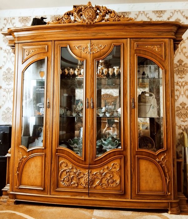 Мебел сотилади (горка комод