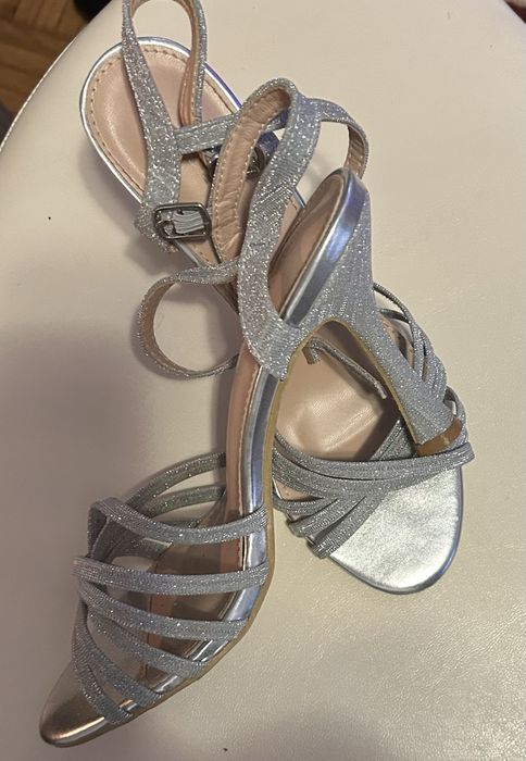 P antofi  /Sandale cu toc  elegante .Detalii in privat