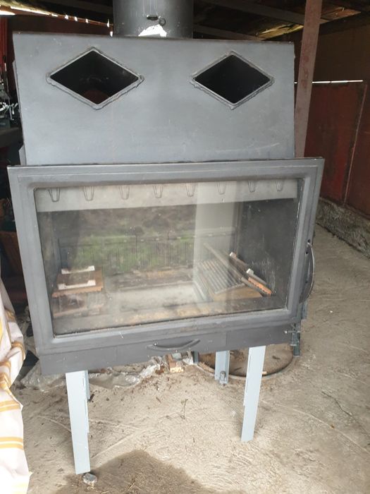 Камина на дърва.