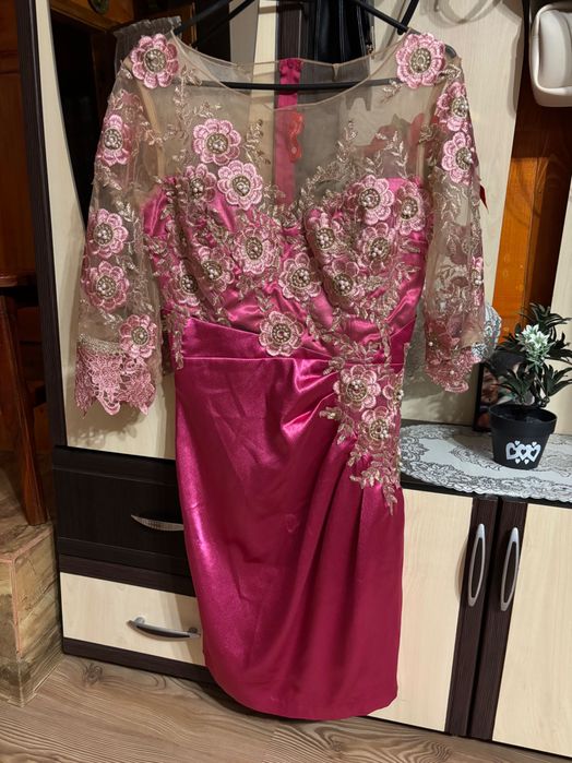 Rochie cu flori 3D roz cu crem