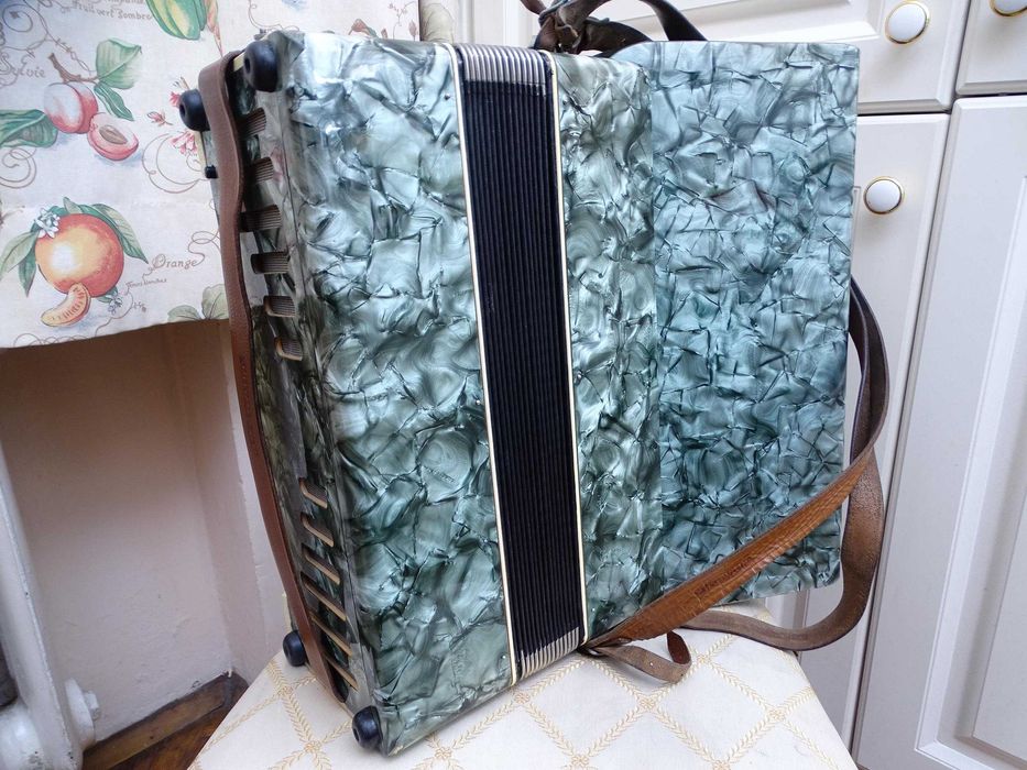 Много запазен стар акордеон Велтмайстер 80 баса