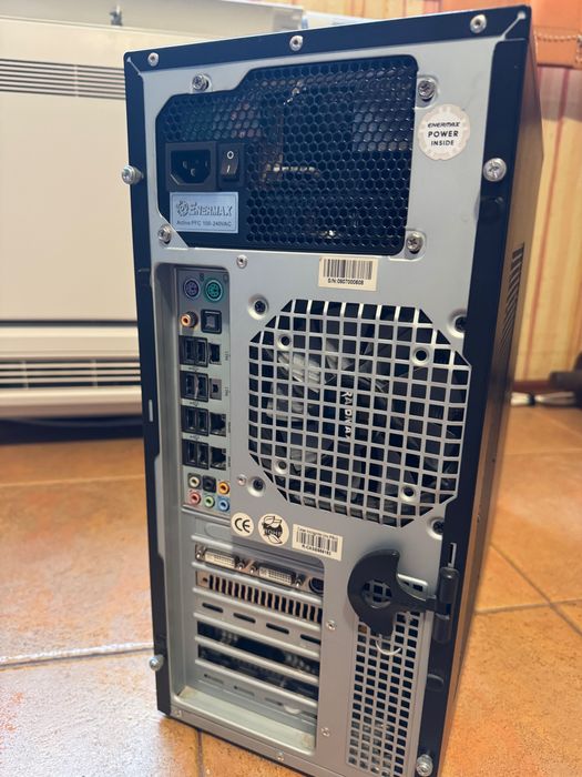 Компютърна конфигурация с инсталиран Windows 10 Pro ,с wifi модем.