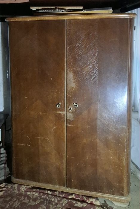 Șifonier vechi din lemn