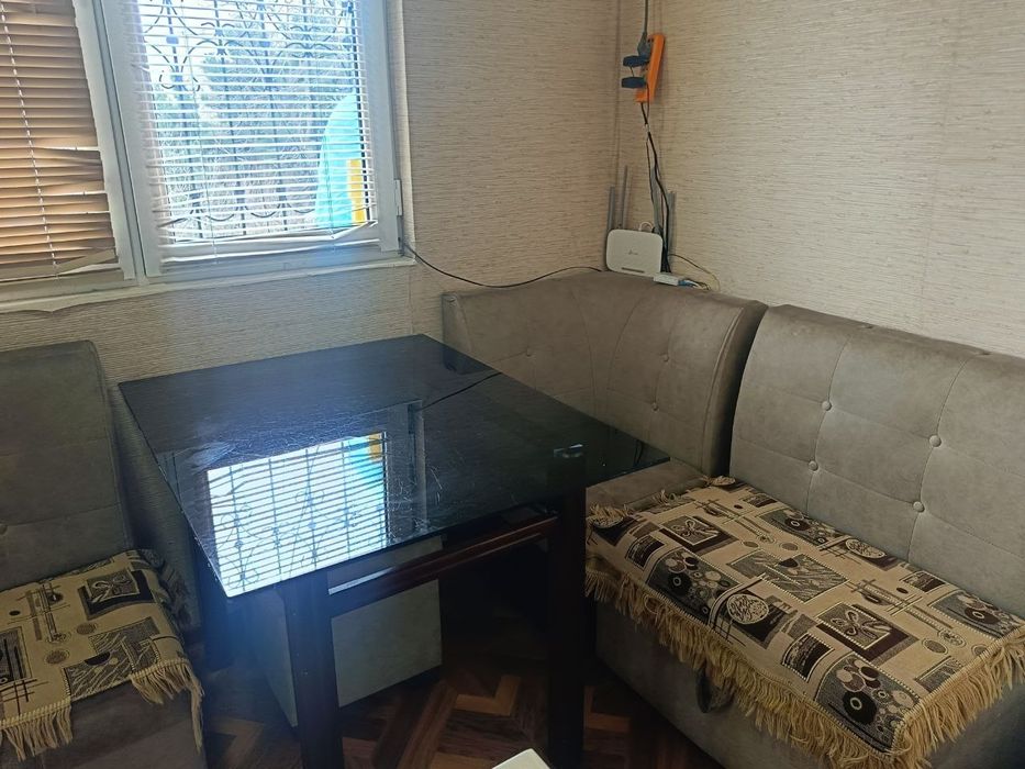 Уголок со столом и с пуфиками