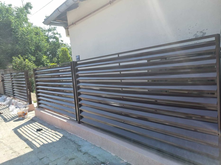 Garduri din panouri stil jaluzele, sipca metalica, tabla, plasa si BCA