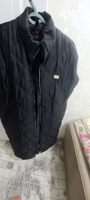 Куртка безрукавка длинная обсалютно новый из марки долгих габбани