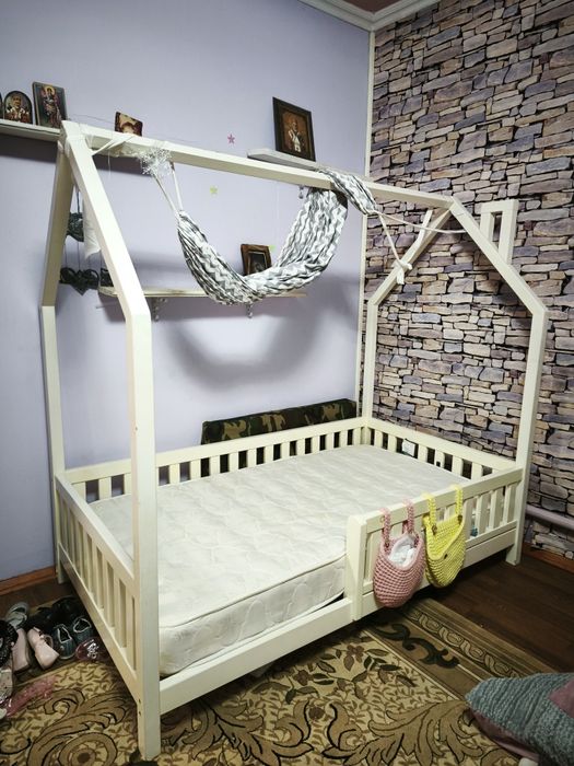 Продам.Кроватка-домик