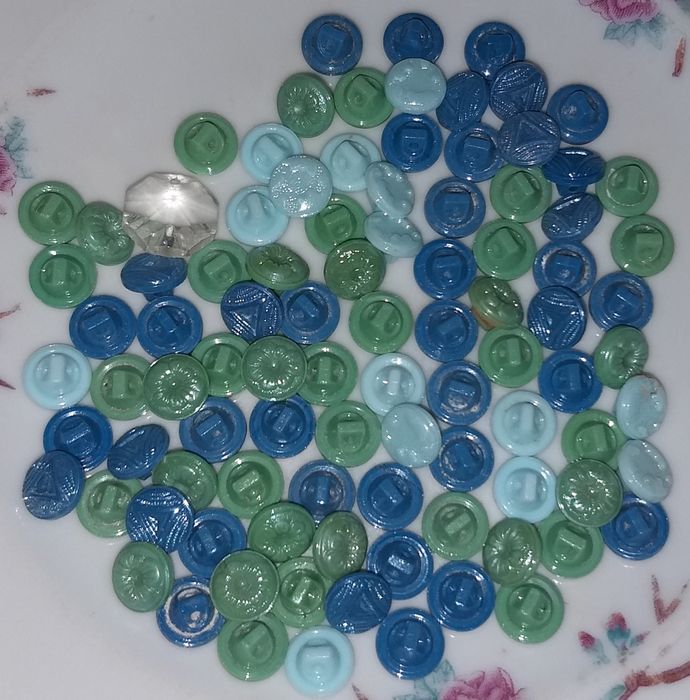 Вешалки, пуговицы.