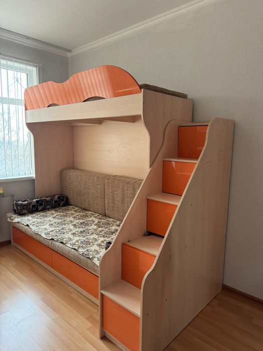 Двухэтажный спальный кровать