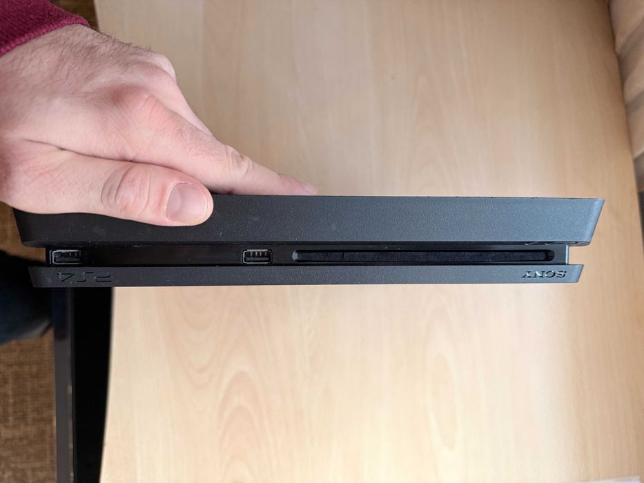 PlayStation 4 Slim с 2 джойстика