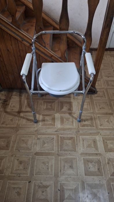 Санитарный.  стул