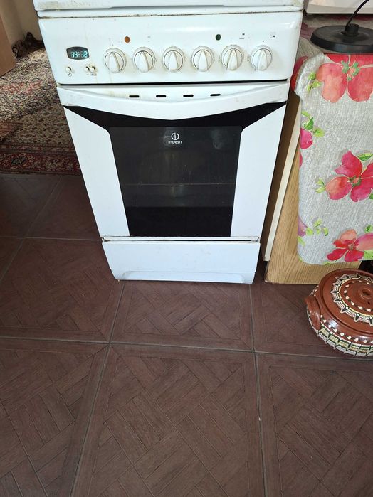 Комбинирана готварска печка Индезитт