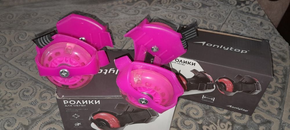 Ролики две пары розовые.