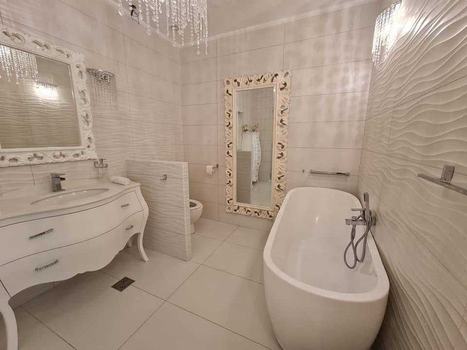 Casă elegantă, complet mobilată, cu curte amenajată