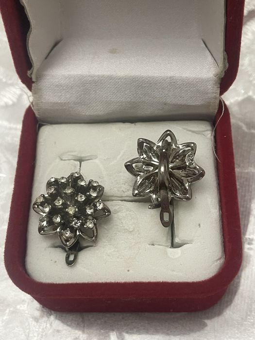 Эти серьги продаются в городе Арыс они серебряные.