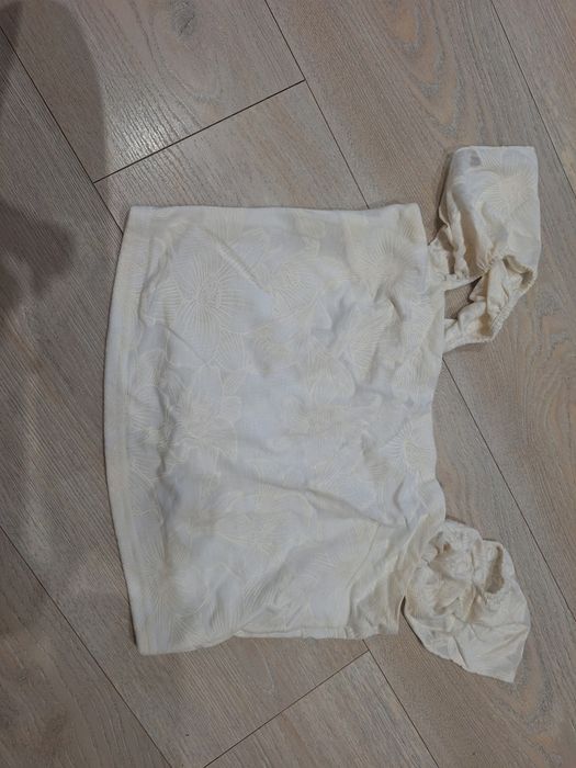 Top cropp cu volănașe la umeri