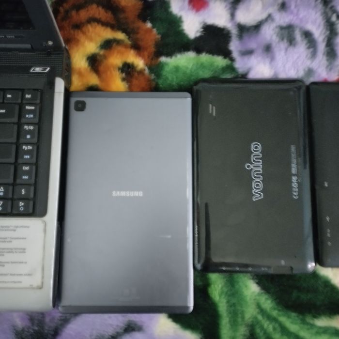 Vând laptopuri plus tablete