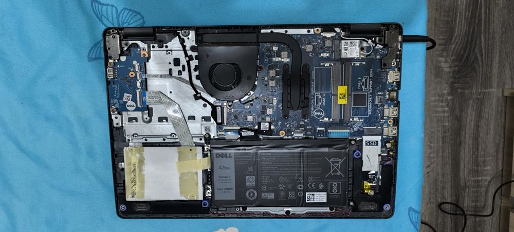 Vând Laptop Dell  Vostro 3490 defect