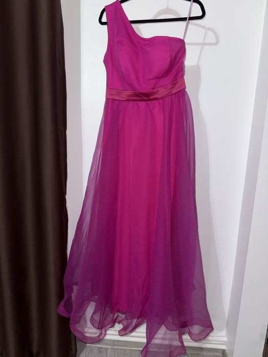 Rochie fucsia cu crepeu pe partea stanga