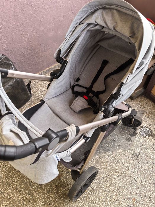 Продавам запазена бебешка количка