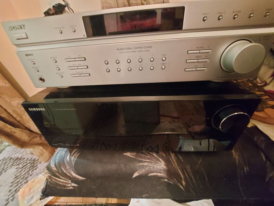 Два броя усилватели