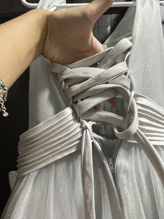 Rochie elegantă cu detalii argintii