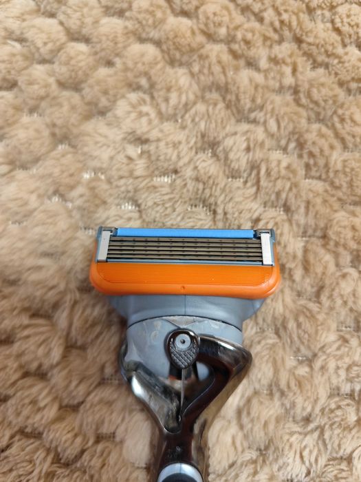 Продавам ножчета за бръснене