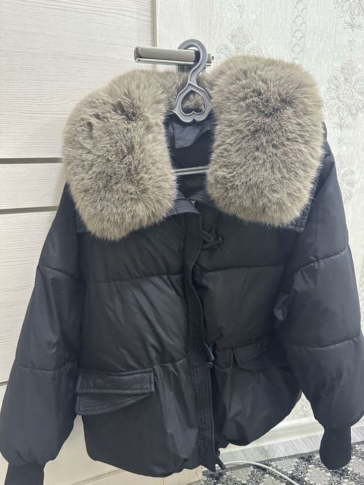 Женская куртка с пуховым воротником.