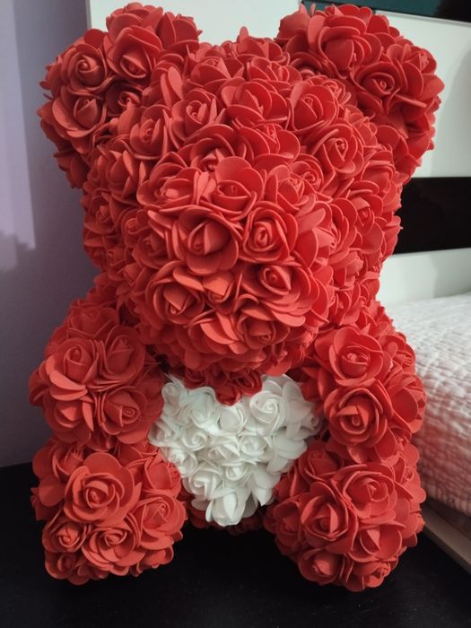 Мече от червени рози