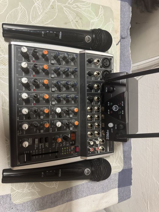 Microfoane fara fir AKG si un mixer Beringer