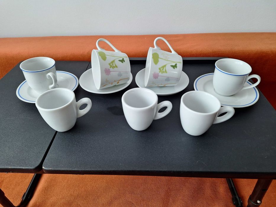 Cesti cu farfurioare pentru servit cafea