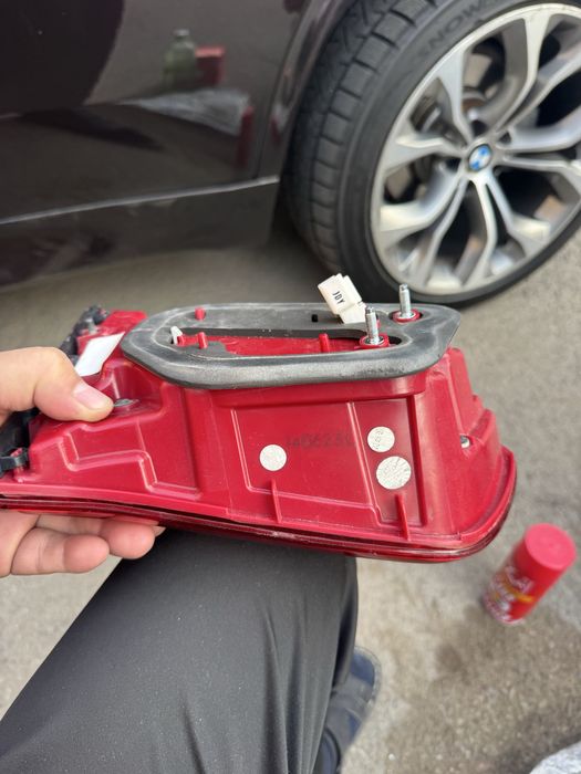 Задный стоп диоды горят